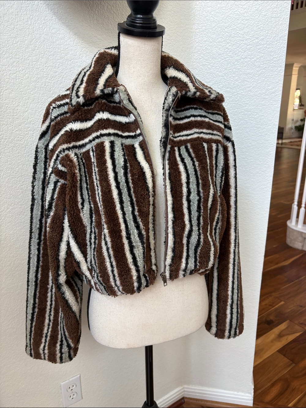 Le Lis Striped Teddy Faux Shearling Cropped Jacket Size Small - Picture 6 of 8